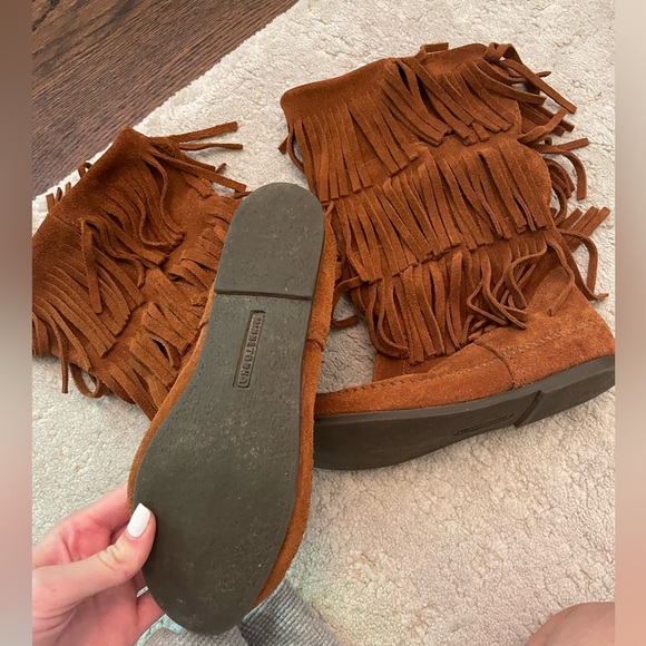 Minnetonka fringe boots in great condition! - Picture 2 of 3